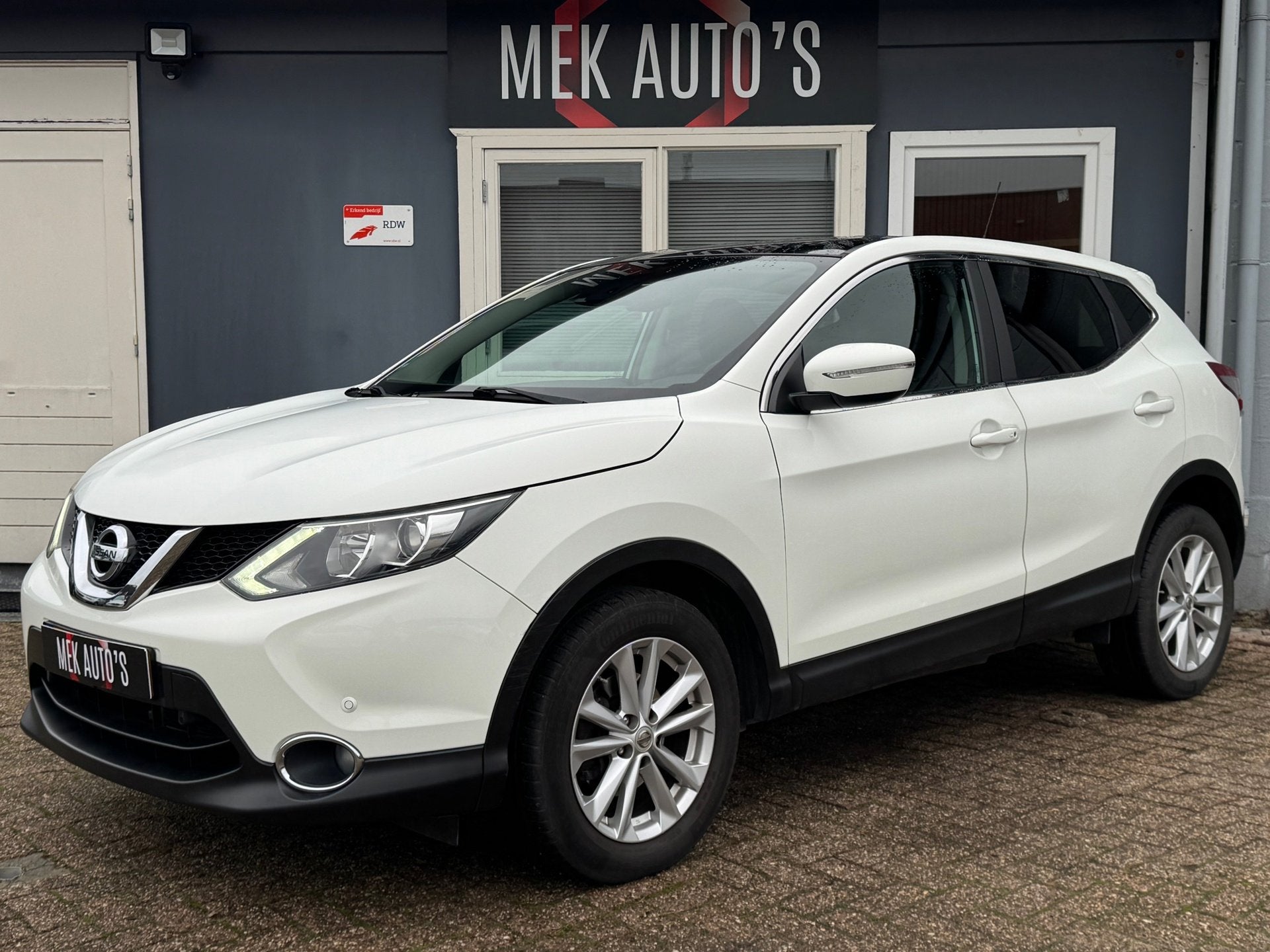 Nissan Qashqai 1.2 Connect Edition|Pano|Camera360|Trekhaak|, Voorwielaandrijving, Euro 5, Stof, Gebruikt