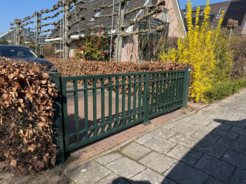 Hekwerk dubbele inrijpoort (Hekwerken Lisse), Ophalen, Met poort, Gebruikt, Enkelstaafmat hekwerk