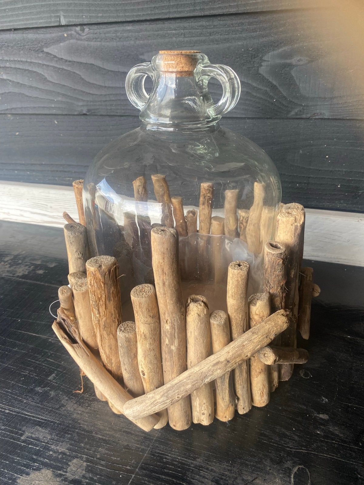 Rustieke glazen gistfles/vaas met drijfhout - Ibiza vibe, Gebruikt, Ophalen of Verzenden, Glas, Handgemaakt