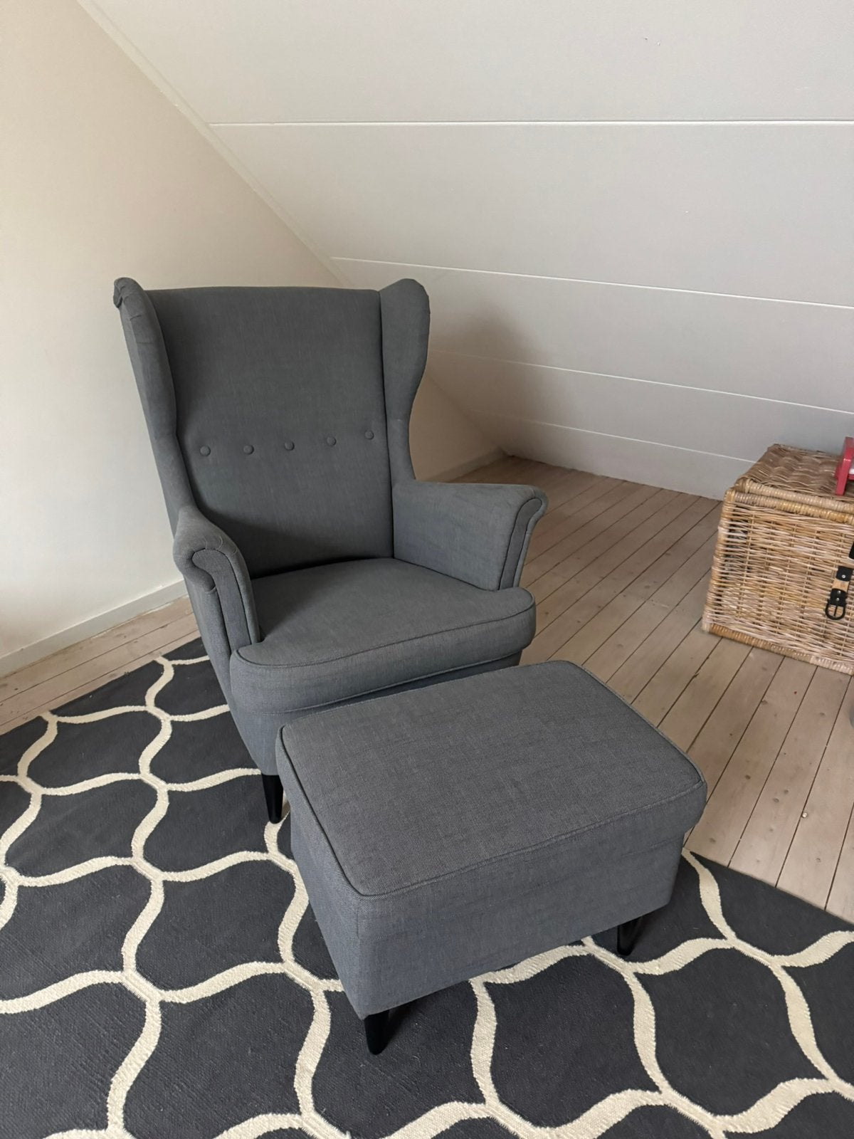 Donkergrijs Standmon Ikea oorfauteuil met voetenbank, Ophalen, Zo goed als nieuw, 75 tot 100 cm