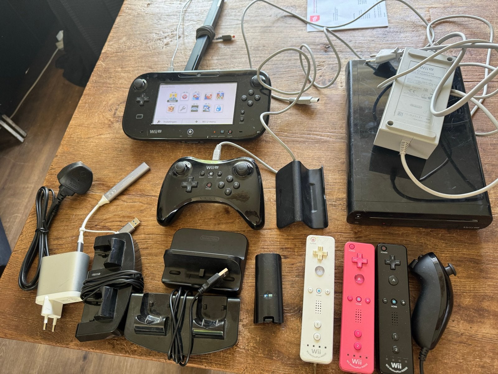 Wii U Console met GamePad en diverse controllers, Spelcomputers en Games, Ophalen, Gebruikt, Met 3 controllers of meer