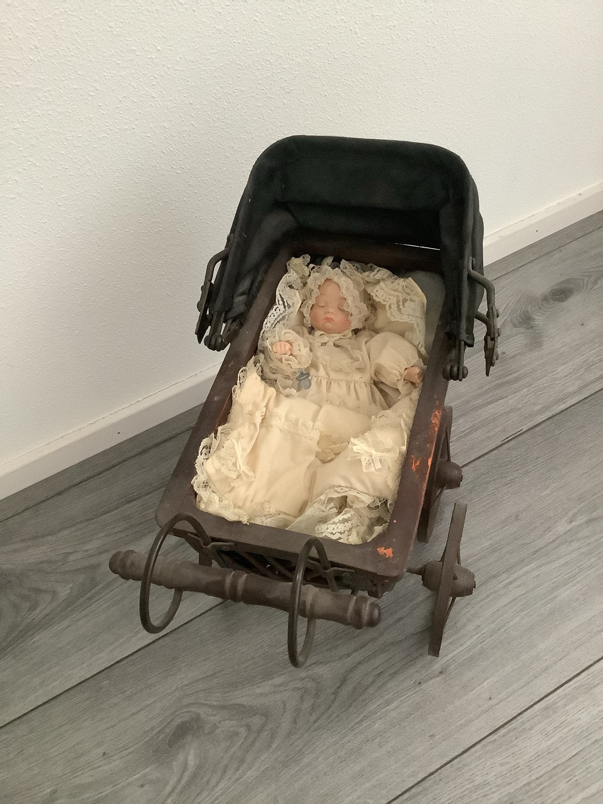 Antieke Poppenwagen met Porseleinen Babypop - Nostalgisch, Verzamelen, Poppen, Ophalen of Verzenden, Gebruikt, Babypop