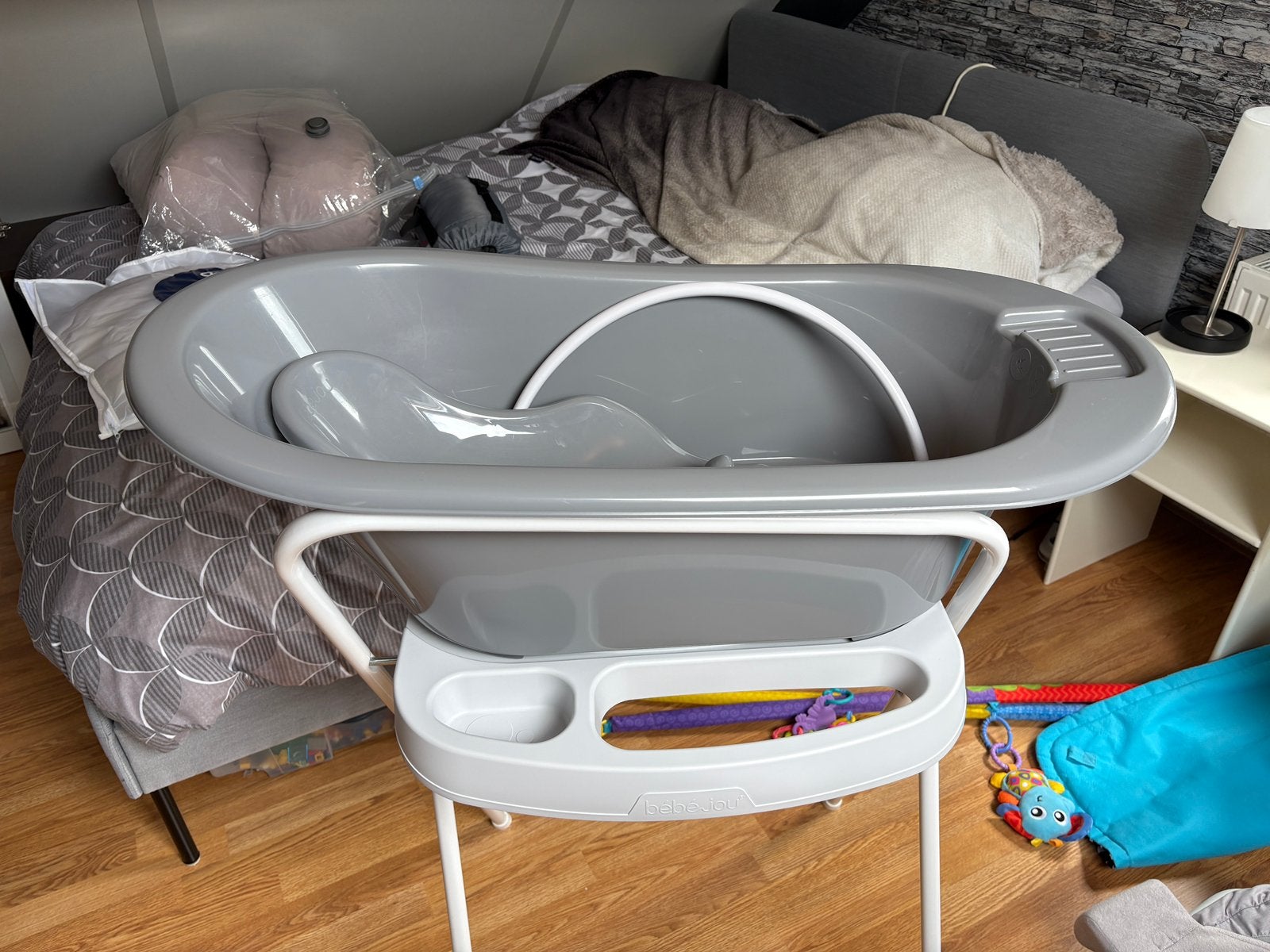 Bébé-jou Baby Badje met Standaard, Inzet en Slang - Grijs, Ophalen, Zo goed als nieuw, Badje, Bébé-jou