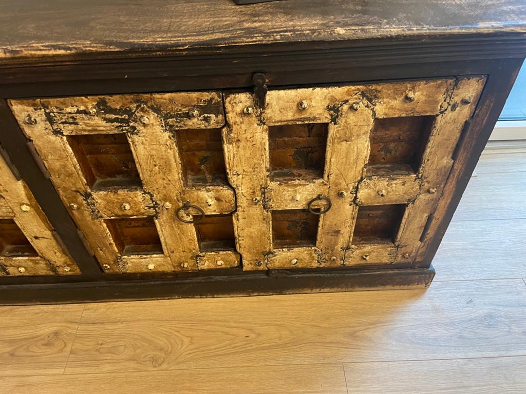 Bijzonder dressoir met robuuste deuren, Ophalen