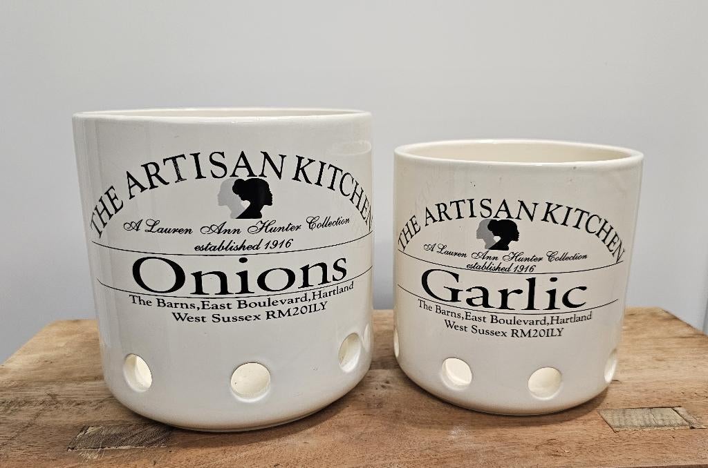 "THE ARTISAN KITCHEN" UIEN- en KNOFLOOKPOT, Huis en Inrichting, Keuken | Keukenbenodigdheden, Beige, Gebruikt, Ophalen of Verzenden