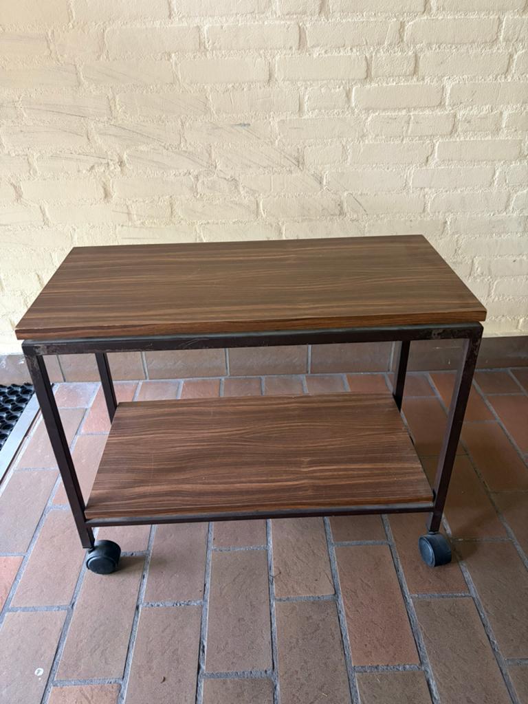 Bijzettafel op wieltjes - IJzer en hout, bruin, Huis en Inrichting, Tafels | Salontafels, Minder dan 50 cm, Gebruikt, 50 tot 100 cm