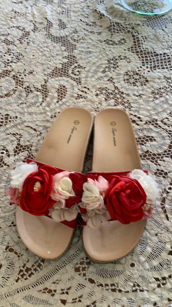 Leuke slippers, rood met rozen maat 41, Ophalen of Verzenden, Zo goed als nieuw, Rood
