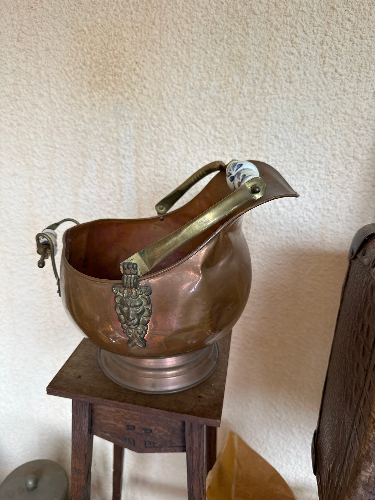 Antieke Koperen Kolenemmer met Porseleinen Handvat, Antiek en Kunst, Antiek | Koper en Brons, Ophalen, Koper