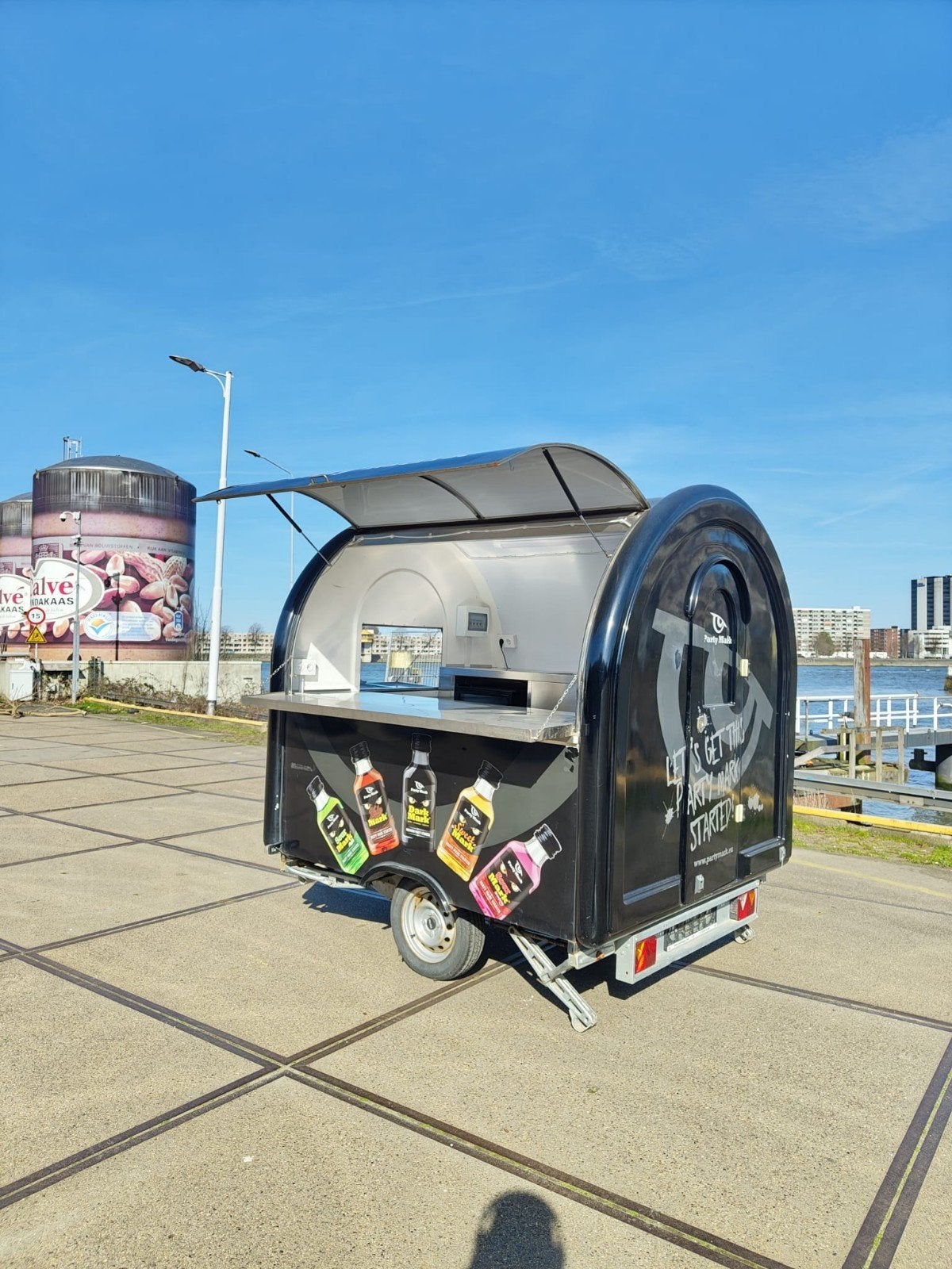 Compacte Foodtrailer / Verkoopwagen met Koeling en Spoelbak, Hobby en Vrije tijd, Feestartikelen | Verhuur, Zo goed als nieuw
