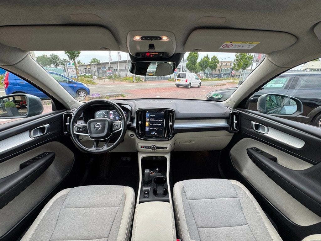 Volvo XC40 2.0 T4 Momentum AUT|NAV|Cam|PANORAMA|ACC|DealeroH, Auto's, Volvo, 12 maanden, 15 km/l, Leder en Stof, Origineel Nederlands