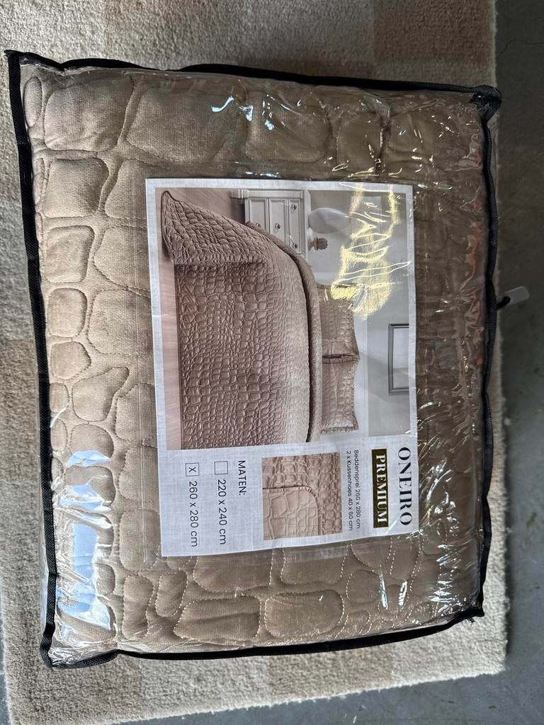 Oneiro Premium Beddensprei 260x280cm met 2 Kussenhoezen, Huis en Inrichting, Slaapkamer | Beddengoed, Intersale, Beige, Ophalen of Verzenden