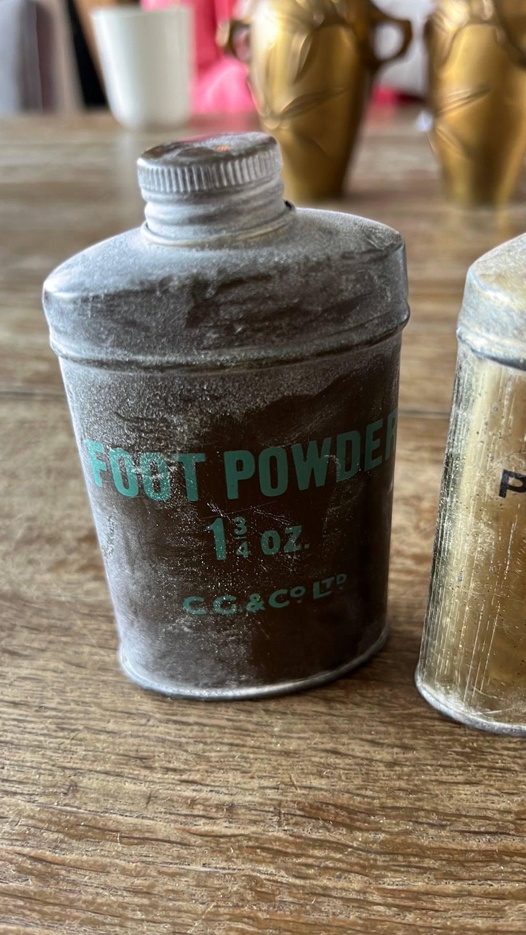 Twee verschillende blikjes Footpowder uit 2de Wereldoorlog, Ophalen of Verzenden, Nederland, Overige typen