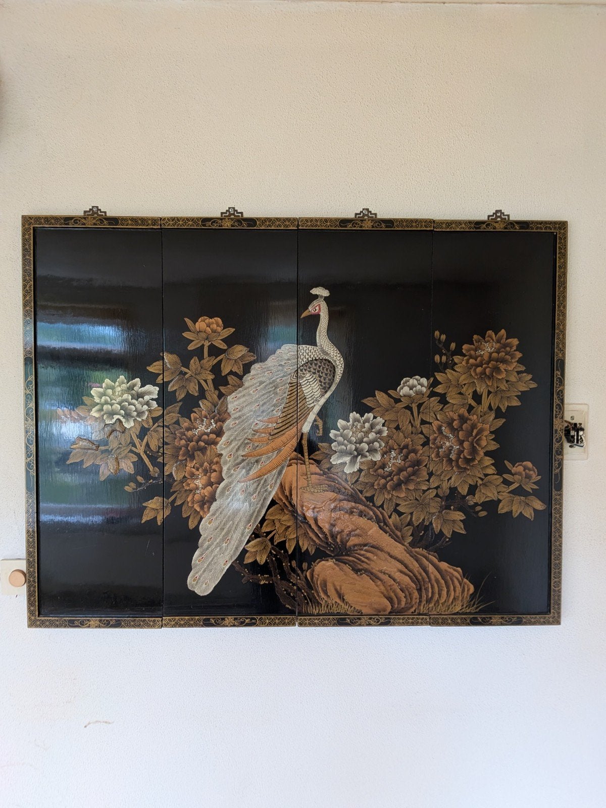 Vintage Chinees lakwerk wandpaneel (4-luik) – Pauw (121x92), Antiek en Kunst, Ophalen of Verzenden