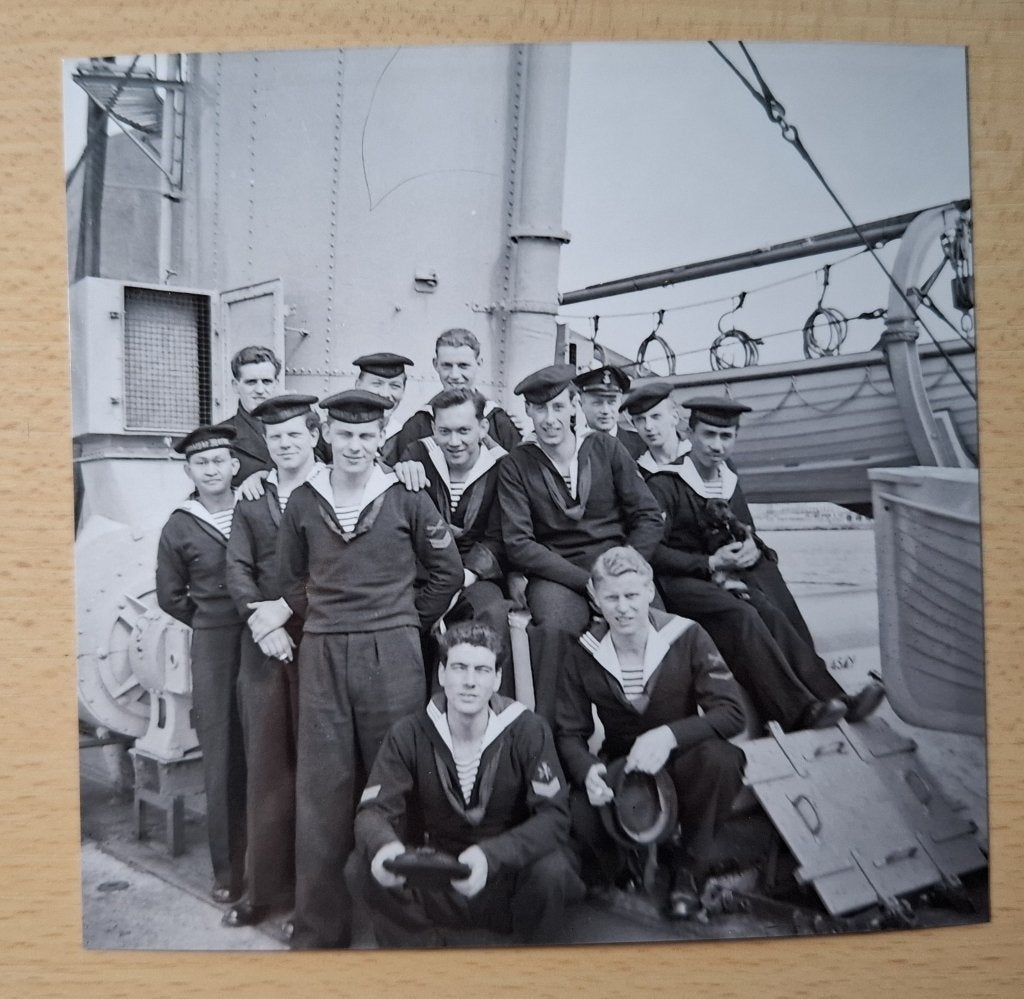 Foto marine - matrozen 1953 - op Hr Ms Marnix, Verzamelen, Verzenden, Marine, Nederland, Foto of Poster