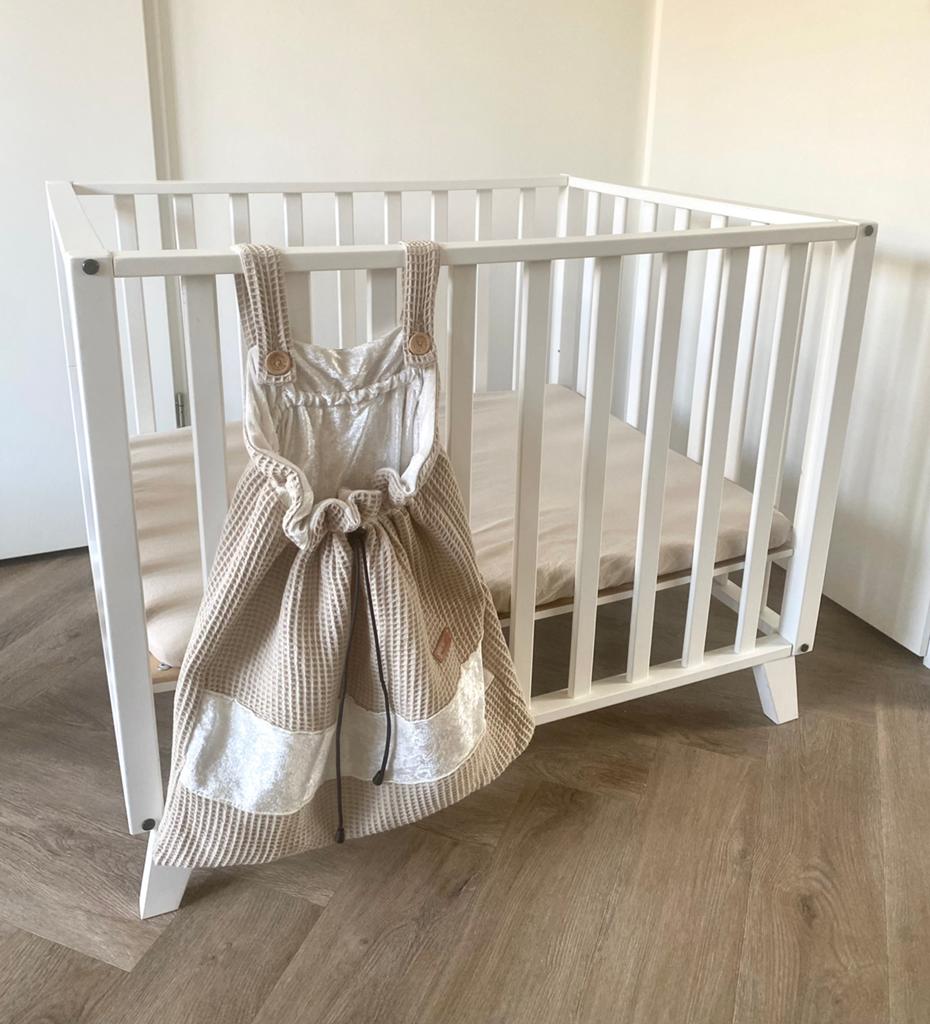 Moderne witte box set met Scandinavische pootjes, Ophalen, Zo goed als nieuw, Rechthoekig, In hoogte verstelbaar