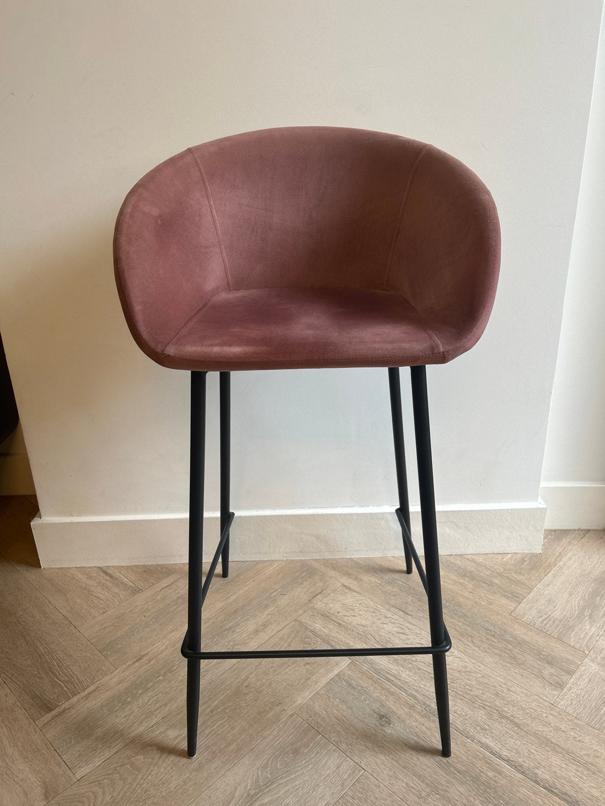 Roze fluwelen barkruk met zwarte metalen poten, Ophalen, Zo goed als nieuw, Metaal, 90 cm of meer