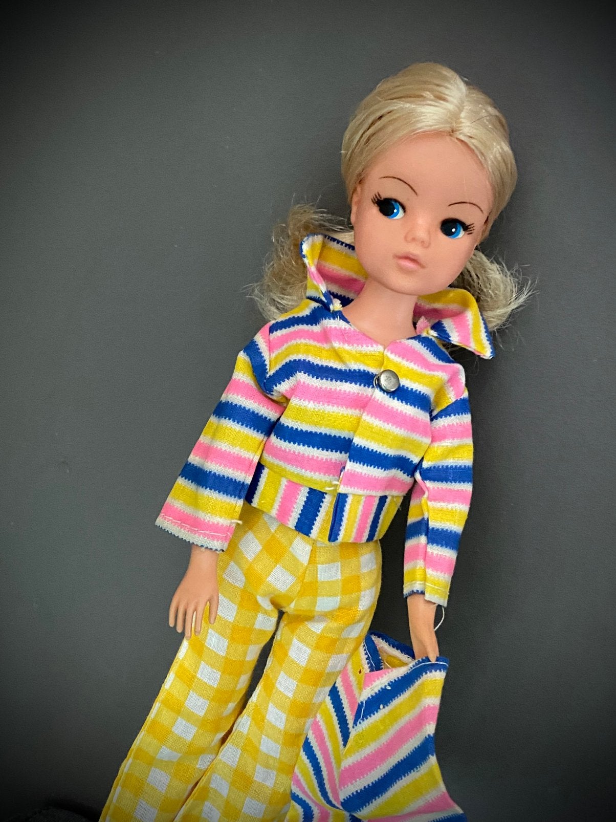 Vintage Pedigree Sindy in 60 s outfit + klompen niet Barbie, Verzenden, Zo goed als nieuw, Pop