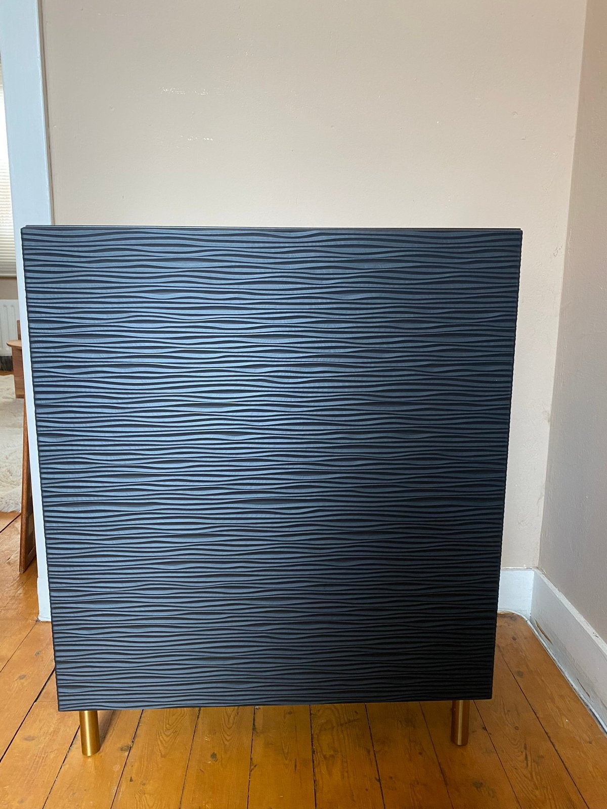 IKEA BESTA kastje zwart met gouden pootjes, Doe-het-zelf en Verbouw, Ophalen, 30 tot 80 cm, Radiator, Zo goed als nieuw