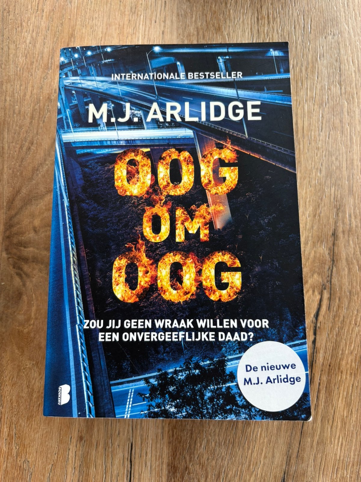 M.J. Arlidge - Oog om oog, Boeken, Ophalen, Zo goed als nieuw