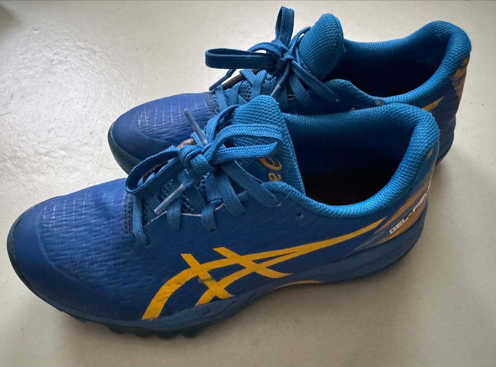 Asics hockeyschoenen blauw/geel, maat 37,5, Ophalen of Verzenden, Gebruikt, Schoenen