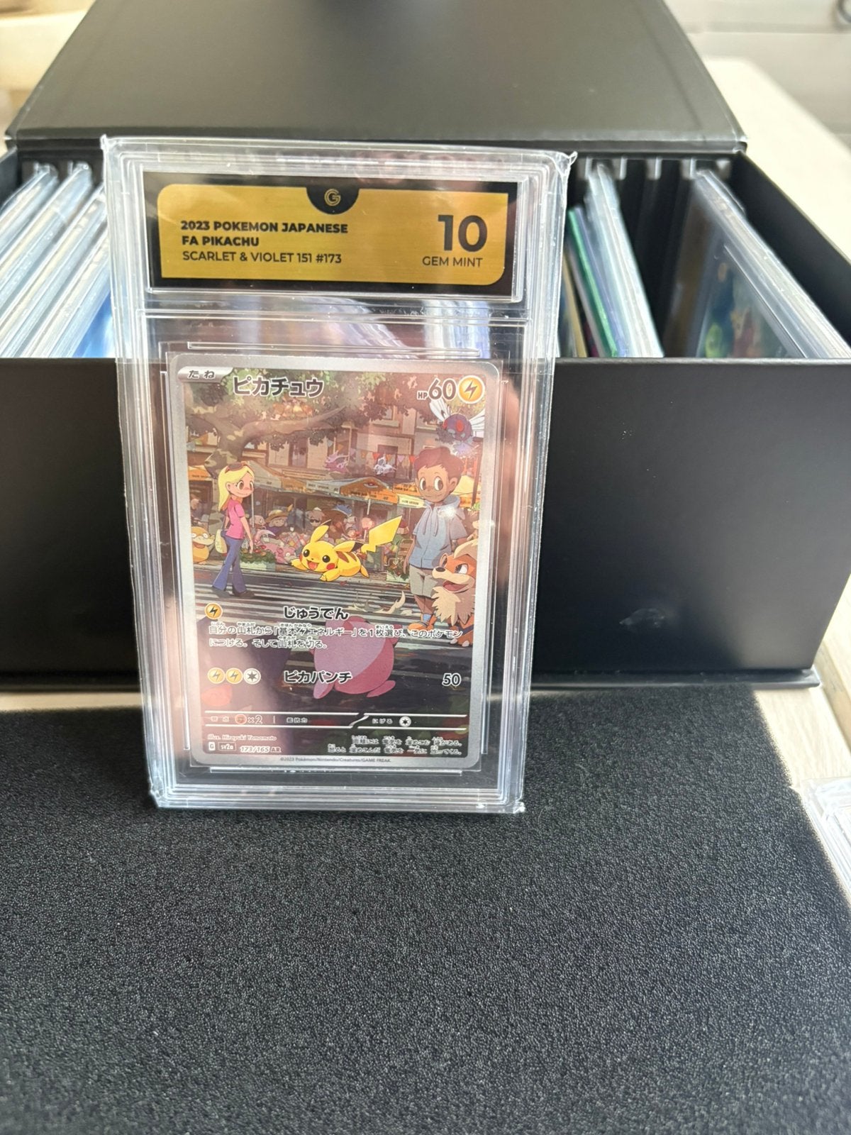 Pikachu 151 grade 10, Ophalen of Verzenden, Zo goed als nieuw, Meerdere kaarten, Foil