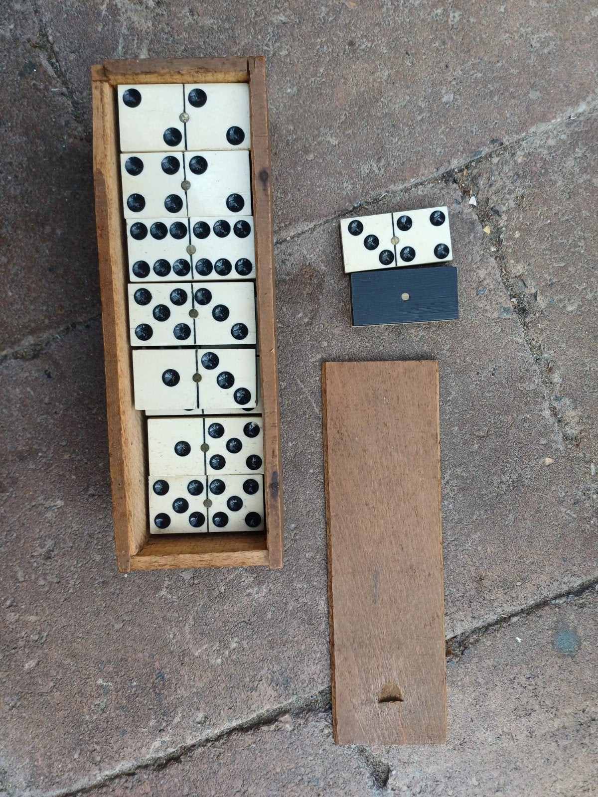 Antieke dominostenen in houten kistje, Ophalen of Verzenden