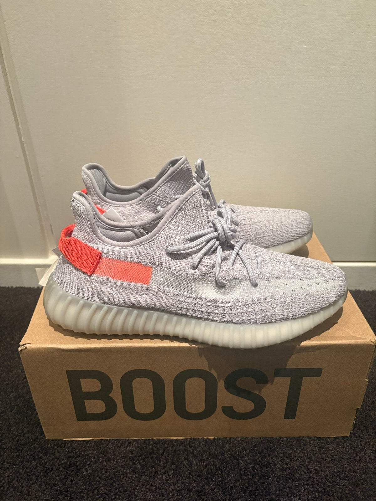 Adidas Yeezy Boost 350 V2 'Tail Light' - Maat 44 2/3, Kleding | Heren, Schoenen, Ophalen of Verzenden, Nieuw, Overige kleuren