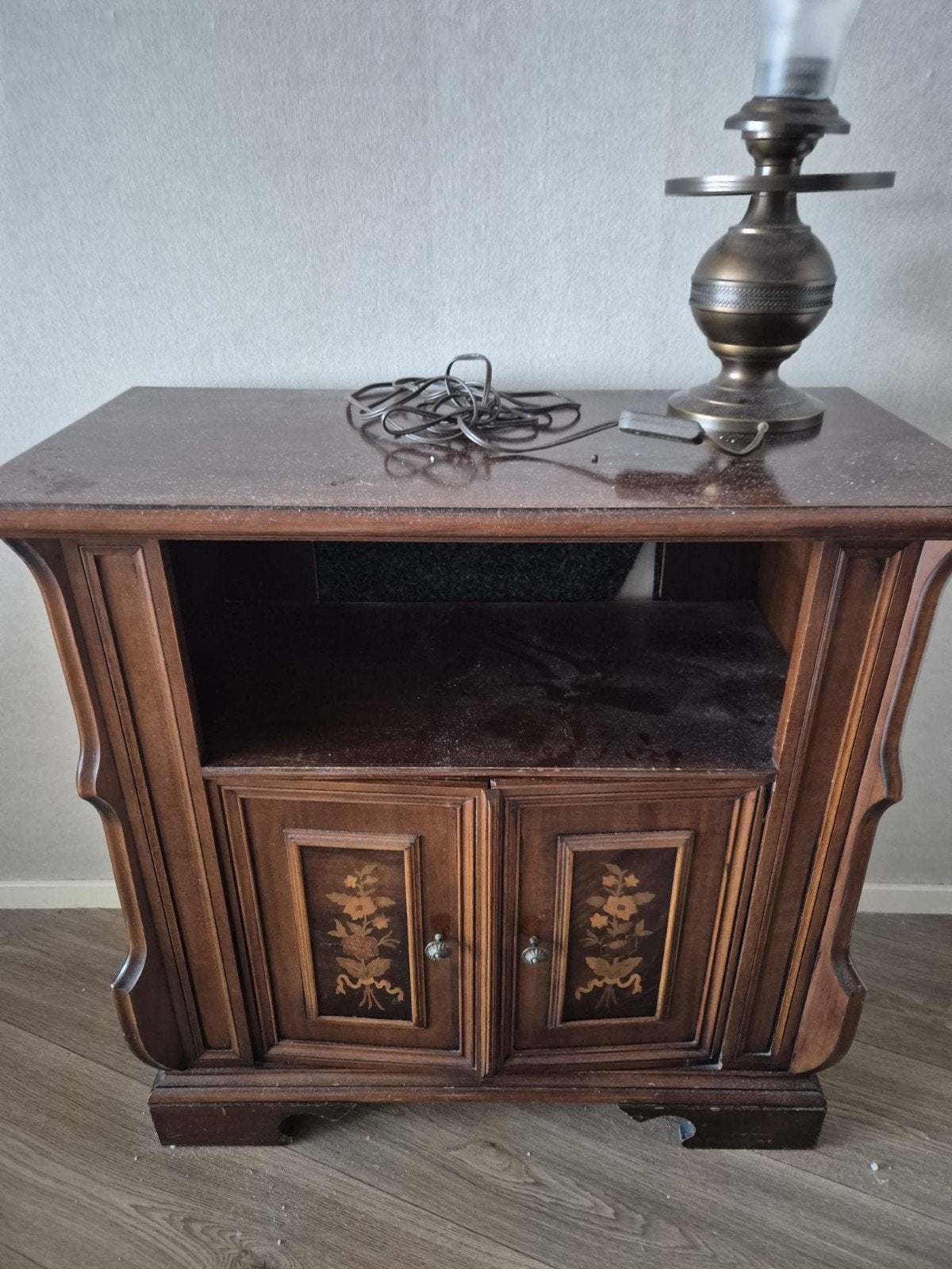 Vintage houten tv-meubel met bloemmotief, Huis en Inrichting, Ophalen