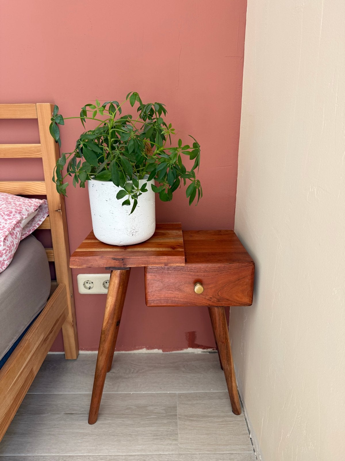 Massief houten bijzettafel met lade, Huis en Inrichting, Tafels | Bijzettafels, Minder dan 55 cm, Zo goed als nieuw, Rechthoekig