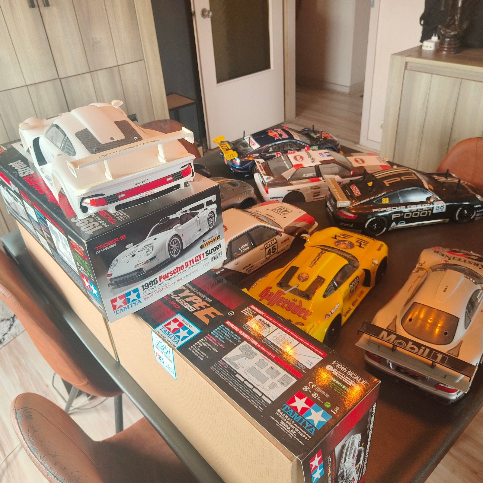 RC Auto's: 3 Chassis, 7 Kappen, Zender & Accu's, Elektro, Gebruikt, Ophalen of Verzenden, Schaal 1:10