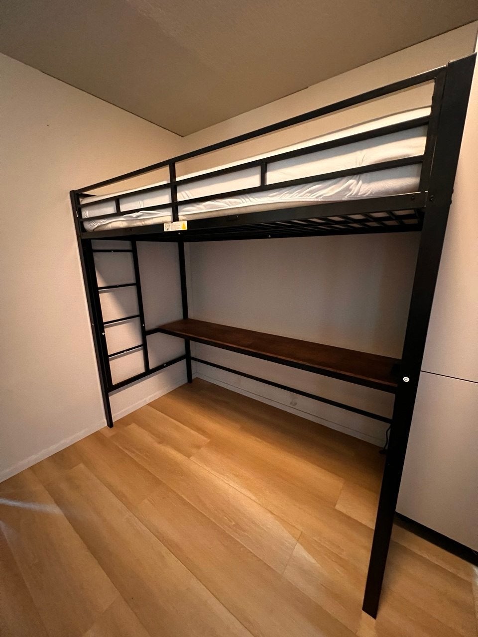 Hoogslaper 90x200 cm met bureau en LED-verlichting, Huis en Inrichting, Slaapkamer | Stapelbedden en Hoogslapers, Zo goed als nieuw