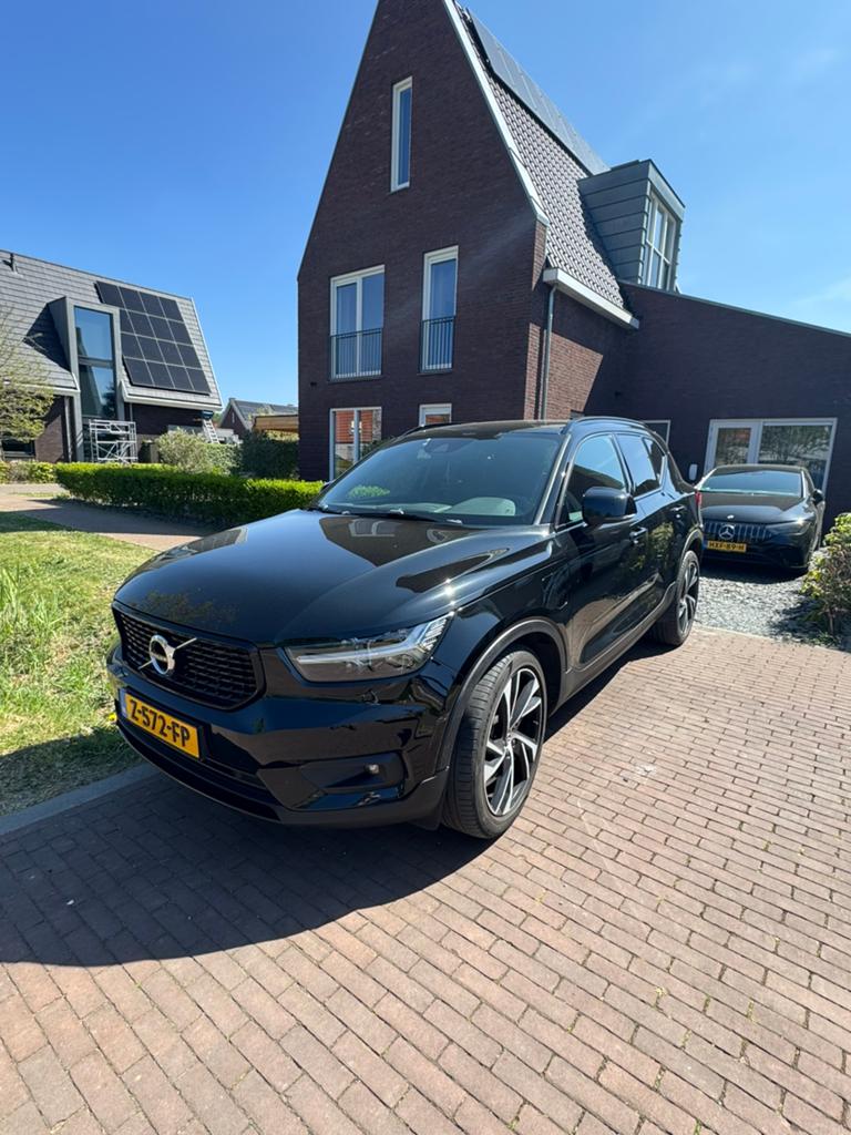 Volvo XC40 t5 2021 Rdesign 266 pk plug in hybride black line, Auto's, Renault, Voorwielaandrijving, Navigatiesysteem, Stof, Zwart