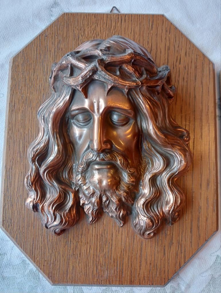 Koperen reliëfs van Jezus en Maria op eikenhouten plaat, Antiek en Kunst, Antiek | Religie, Ophalen of Verzenden