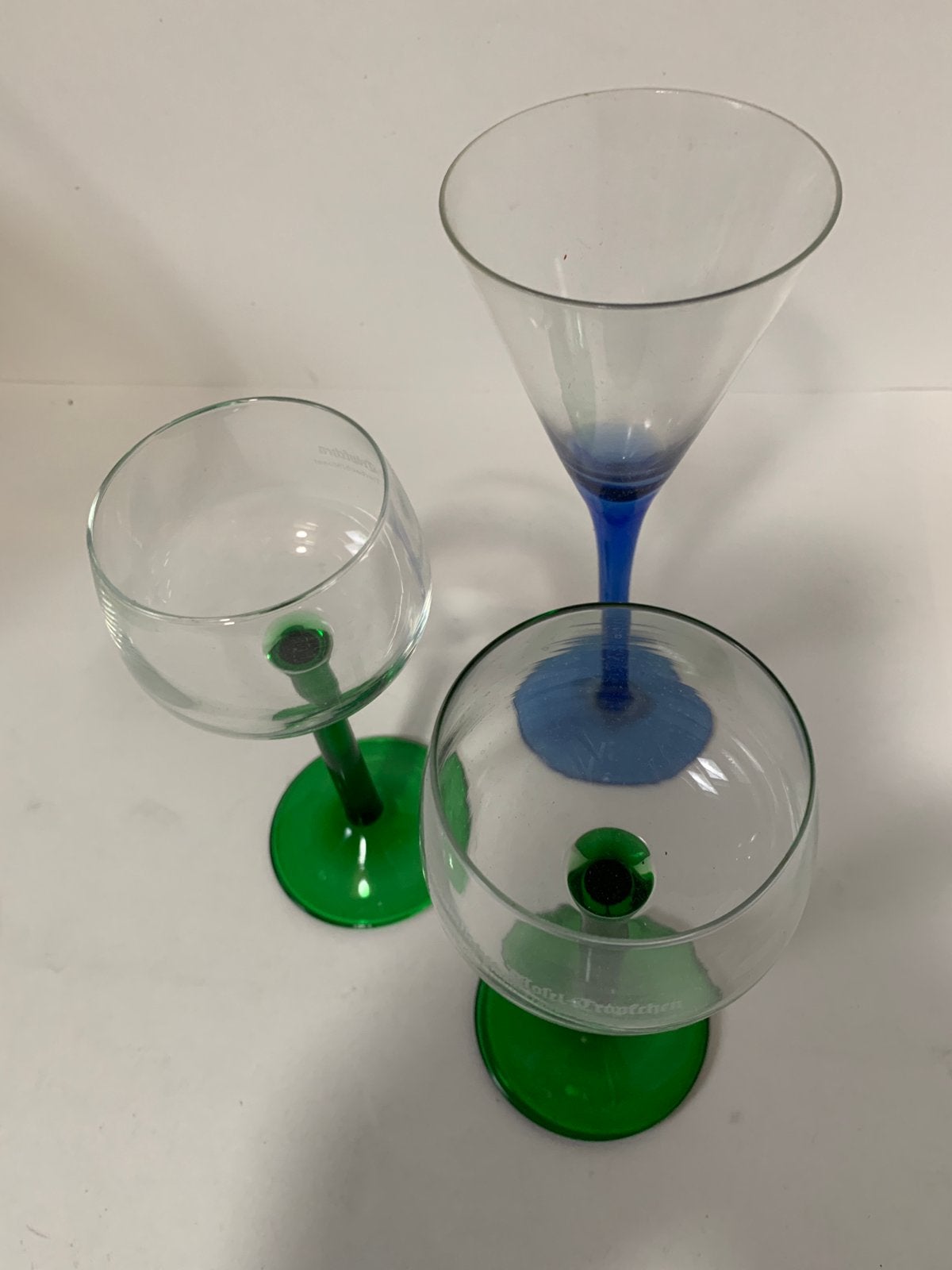 Set van 3 vintage glazen met gekleurde voet groen blauw, Antiek en Kunst, Antiek | Glas en Kristal, Ophalen
