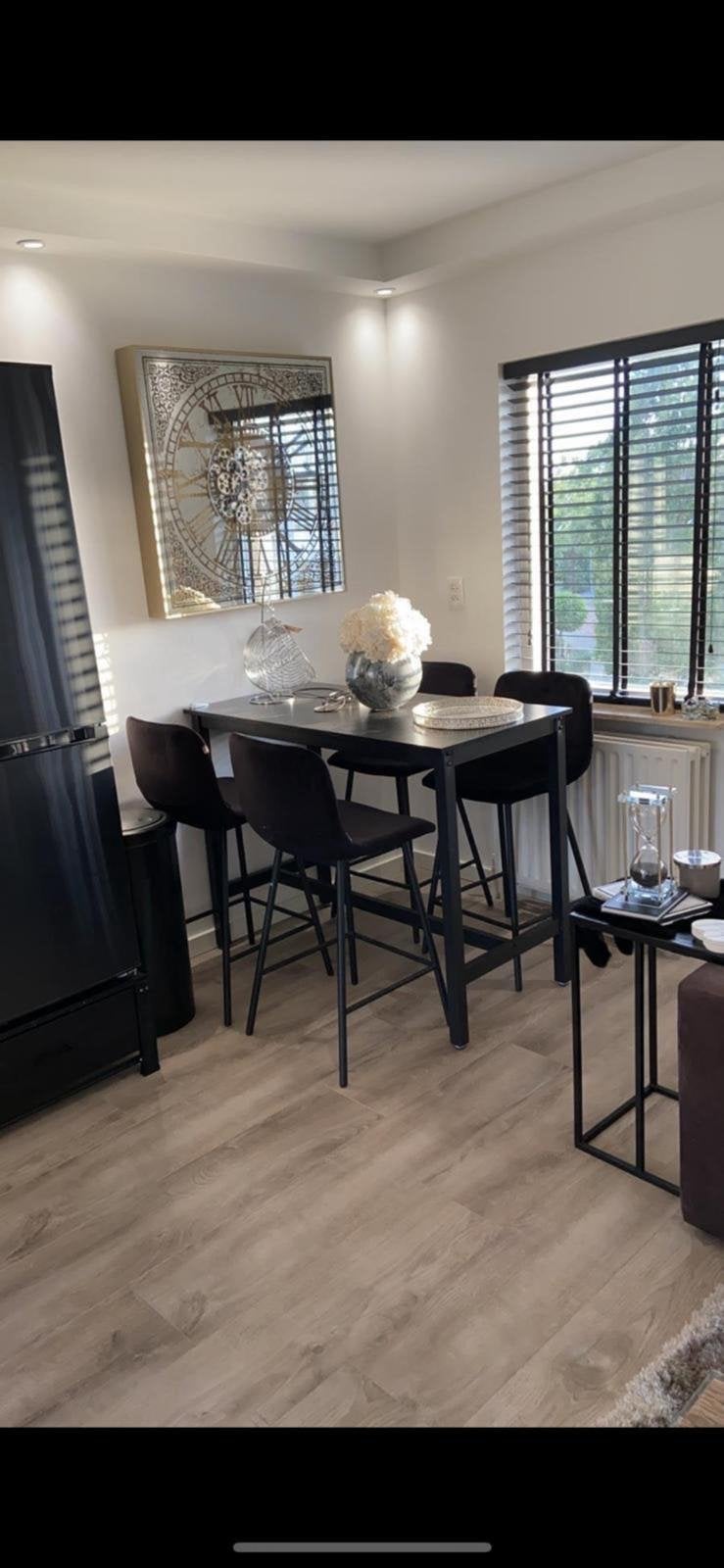 Stijlvolle bartafel met 4 barkrukken - Modern design, Ophalen, Zo goed als nieuw, 90 cm of meer, Metaal