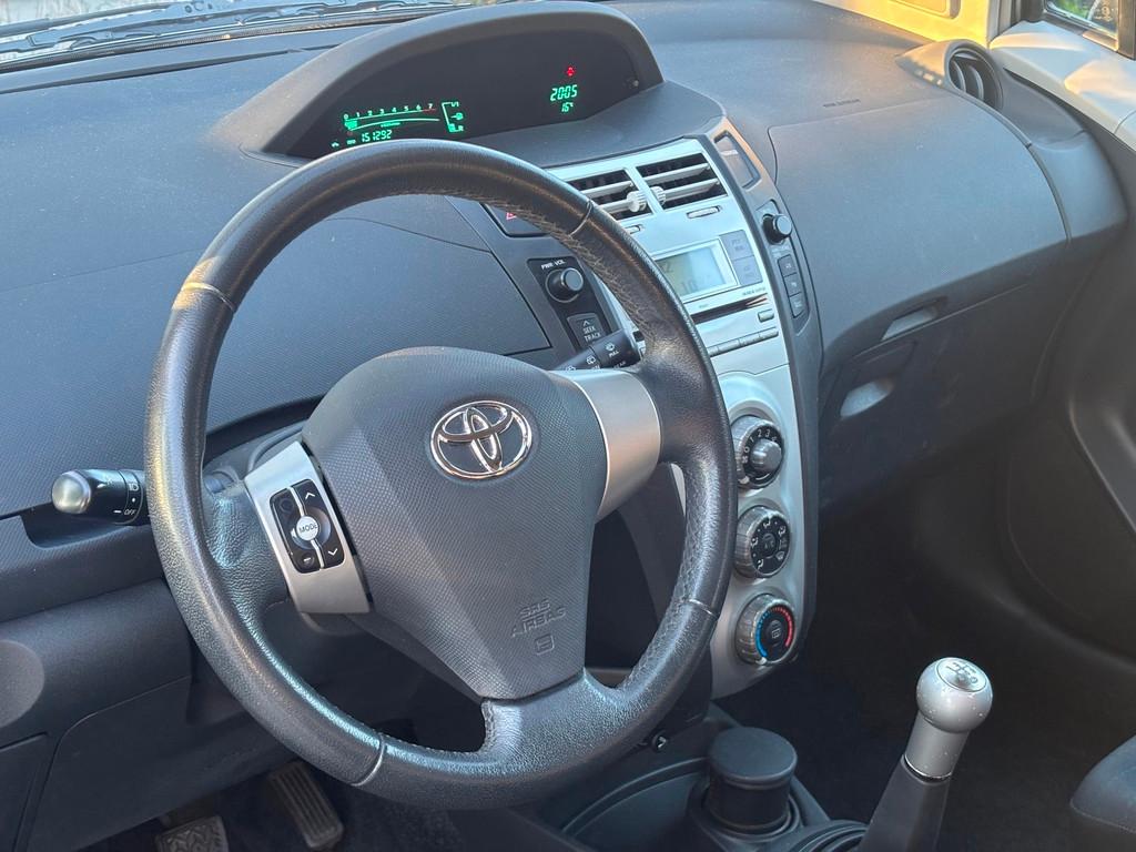 Toyota Yaris 1.0 VVTi + | Airco | El. Ramen | Sportvelgen |, Auto's, Toyota, Voorwielaandrijving, 970 kg, 750 kg, Bedrijf
