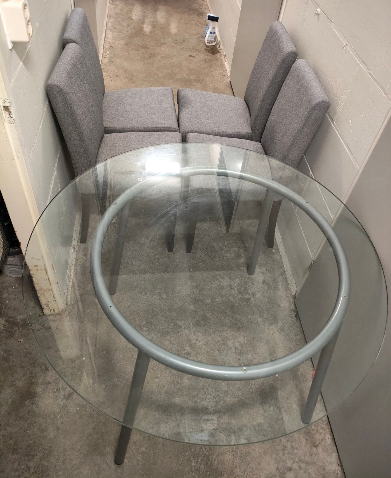 eetkamerstoelen en eettafel