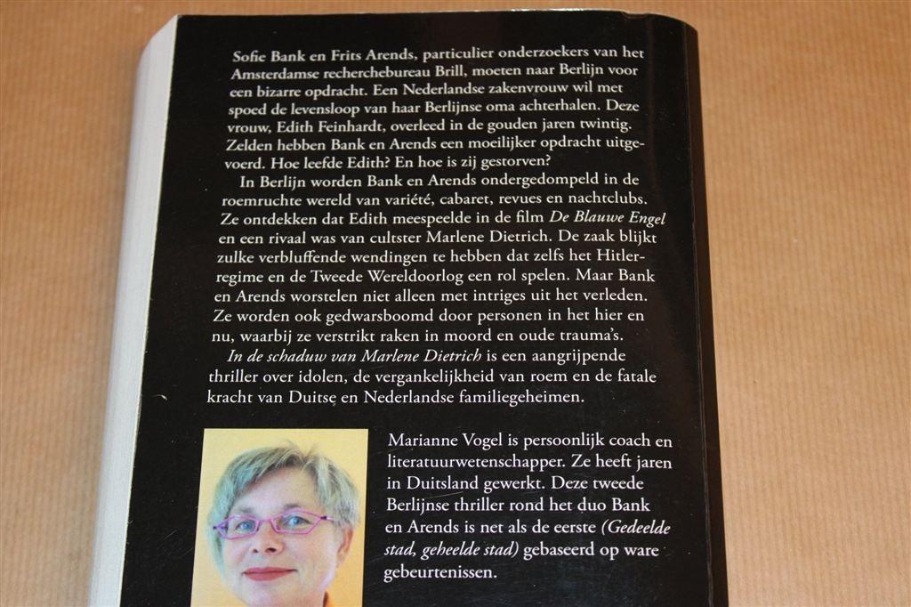 In de Schaduw van Marlene Dietrich — Vogel — Gesigneerd, Boeken, Ophalen of Verzenden, Gelezen