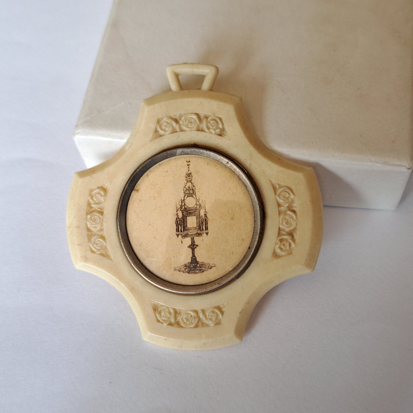 oud religieuse hanger met monstrans afbeelding, Verzenden