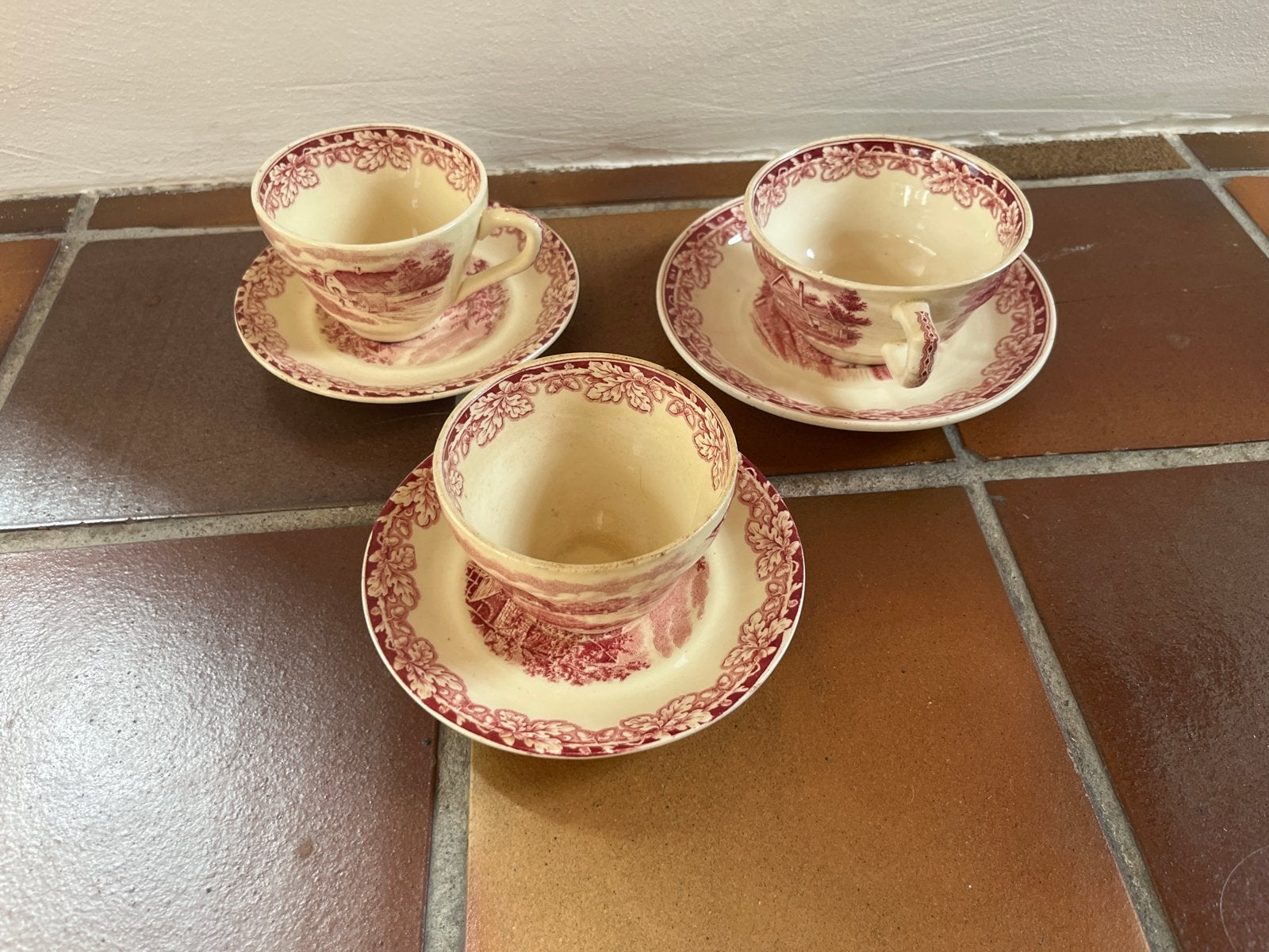 3 Antieke Koppen en Schotels Boerenhoeve Rood - S.C., Ophalen