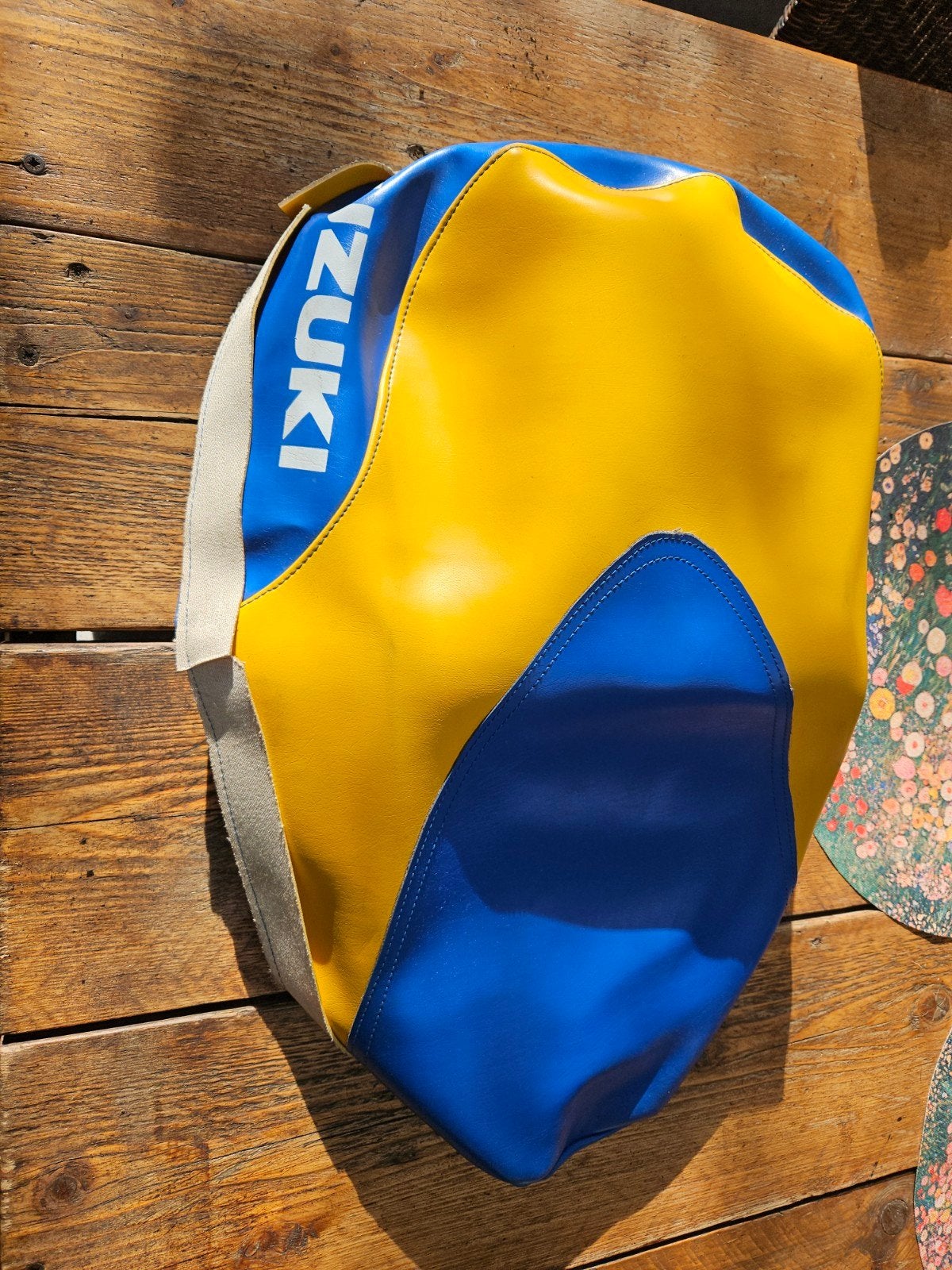 Zadelhoes Suzuki ER 50 - Geel/Blauw, Fietsen en Brommers, Ophalen of Verzenden, Nieuw