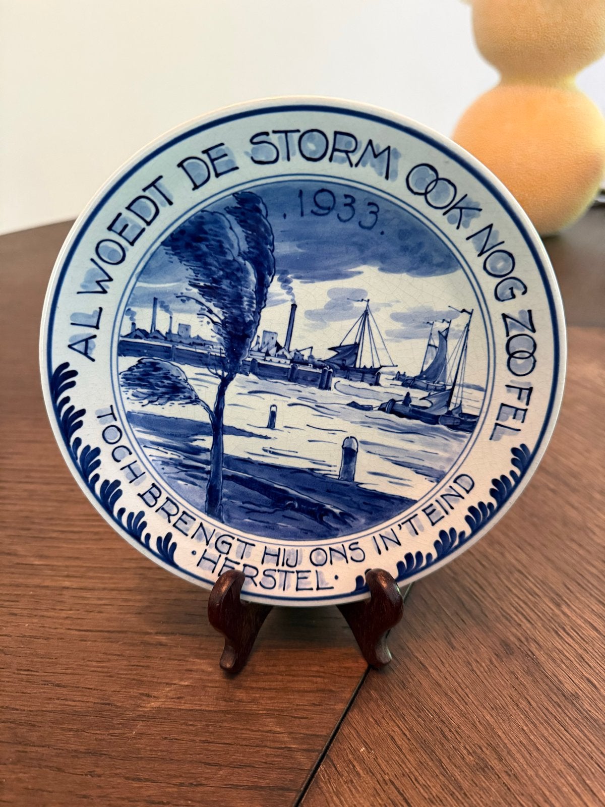 Royal Delft Wandbord 1933 - "Al woedt de storm", Antiek en Kunst, Ophalen of Verzenden