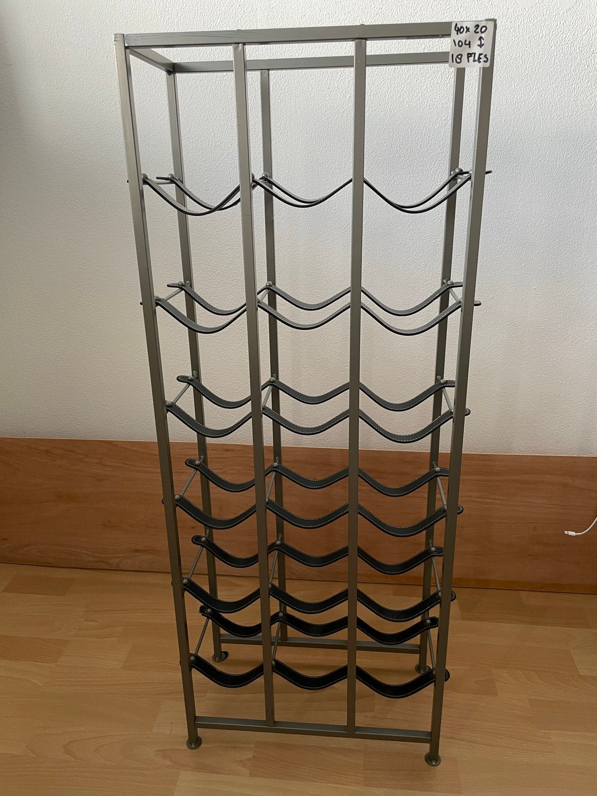 Metalen wijnrek met leer, 18 flessen, 104 cm hoog, Ophalen, 15 tot 25 flessen, Zo goed als nieuw, 75 – 100