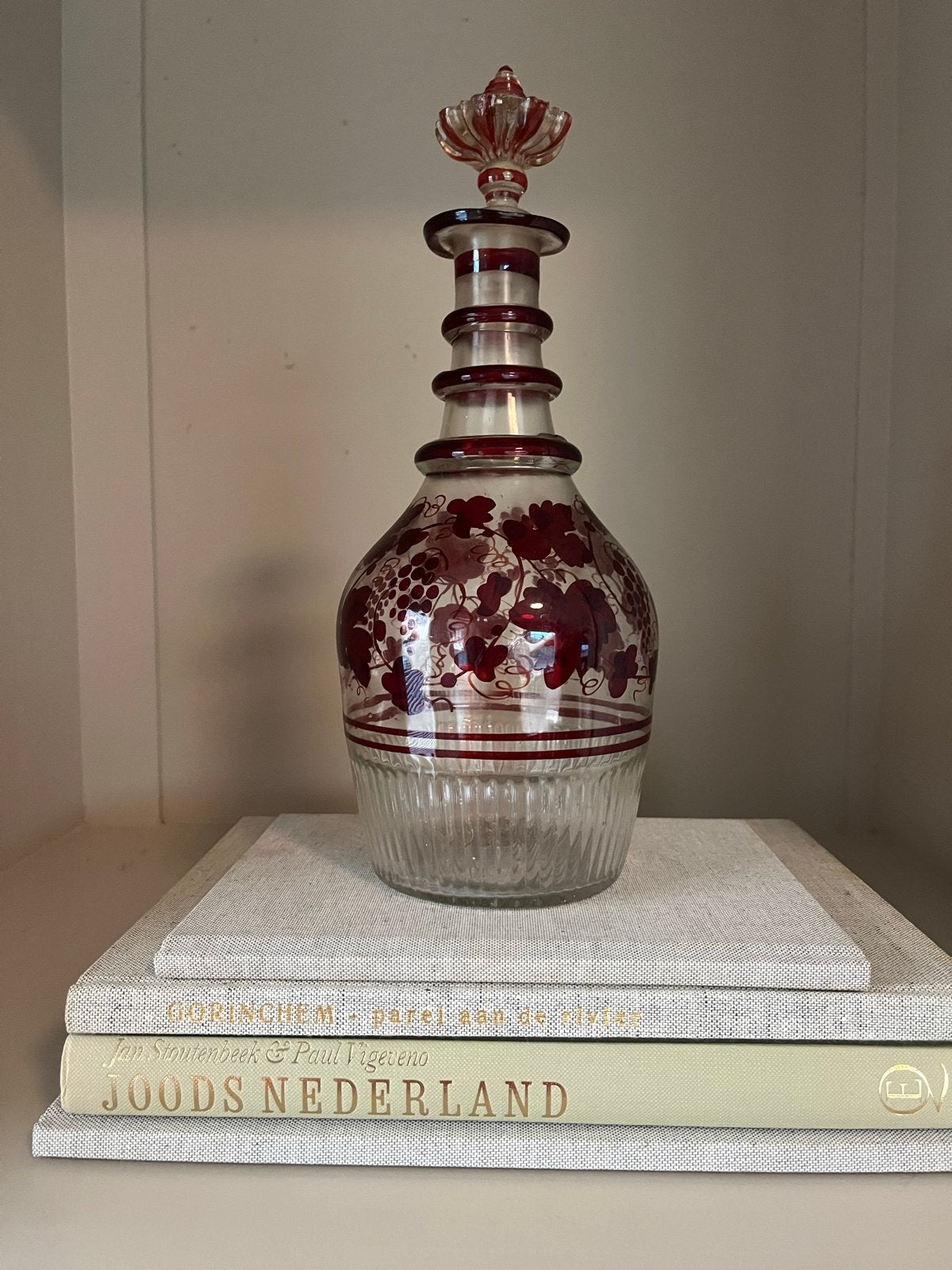 Antieke Boheemse Robijnrode Kristallen Karaf met Druivenrank, Antiek en Kunst, Antiek | Glas en Kristal, Ophalen of Verzenden