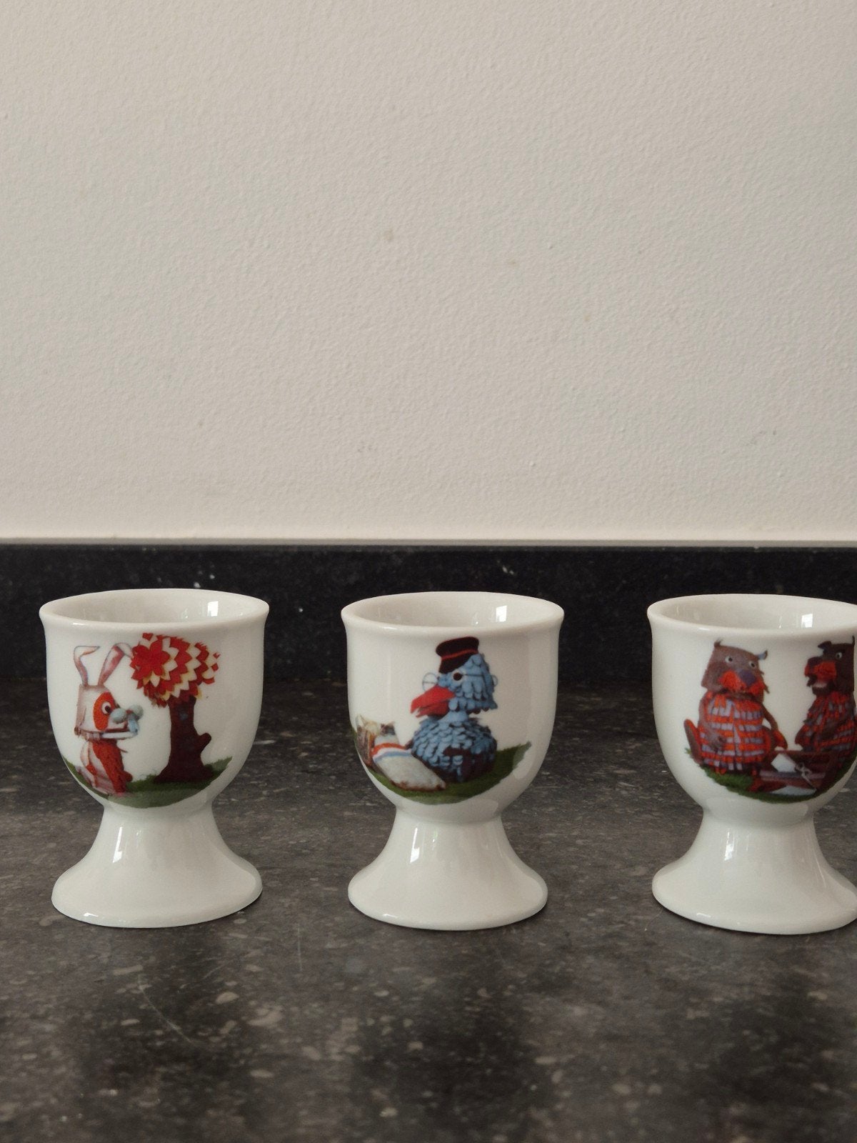 Drie vintage eierdopjes Fabeltjeskrant, Ophalen of Verzenden, Gebruikt, Porselein