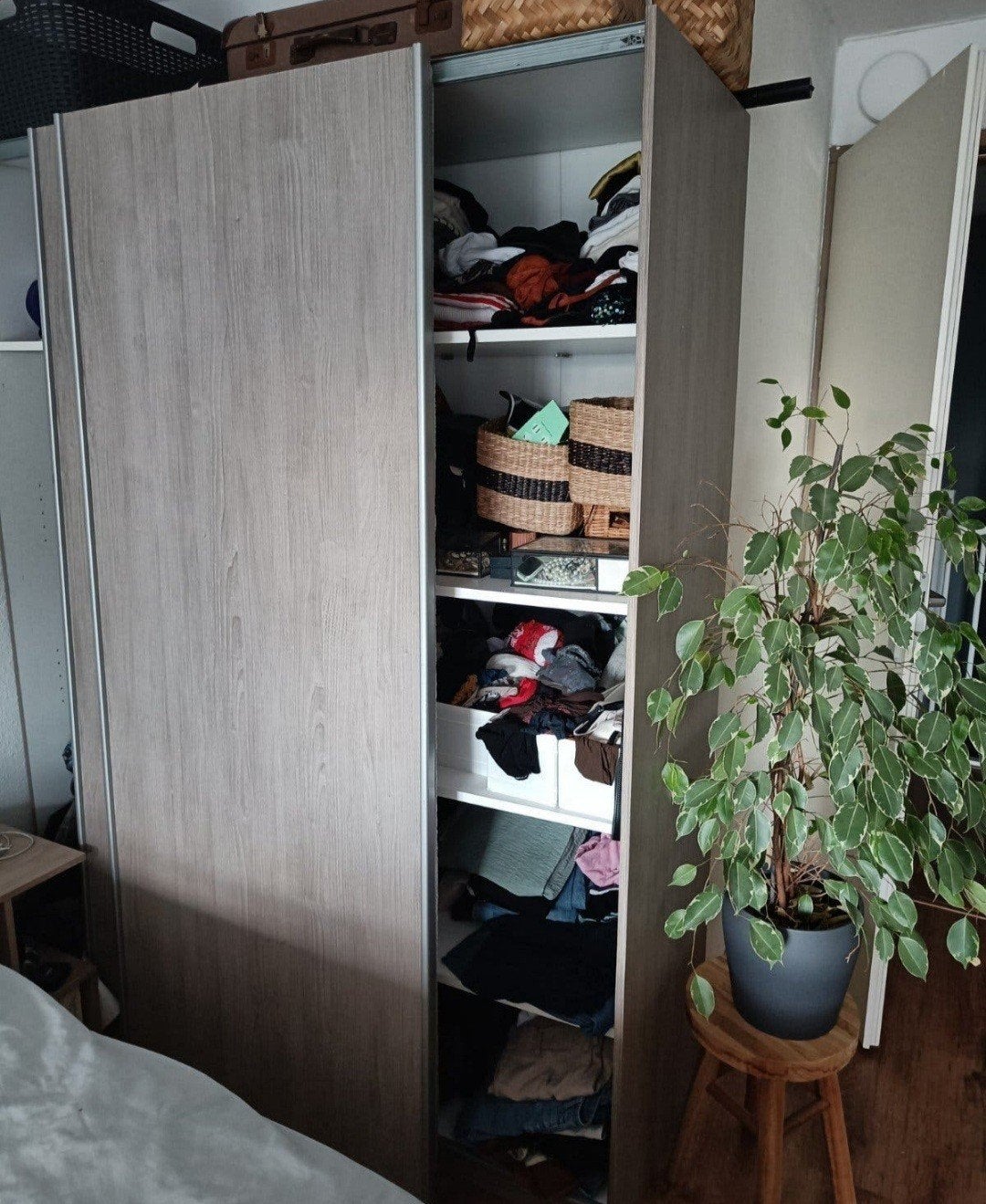 IKEA Kledingkast Grijs met Houtnerf - 160x200x59 cm, Huis en Inrichting, Ophalen, Met deur(en), Gebruikt, 200 cm of meer