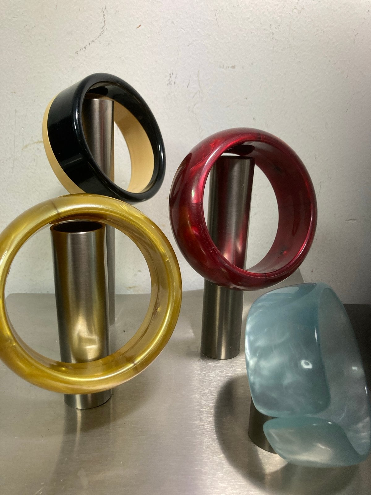 4 Vintage Plastic Armbanden - Parelmoer & Tweekleurig, Ophalen of Verzenden, Gebruikt, Beige, Kunststof of Plastic