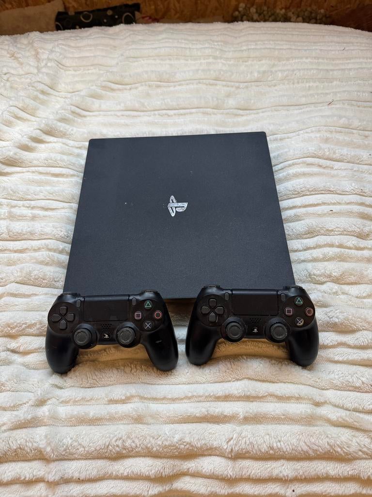 Playstation 4 Pro 1TB + 2 controllers inclusief doos, Spelcomputers en Games, Spelcomputers | Sony PlayStation 4, Gebruikt, Met 2 controllers