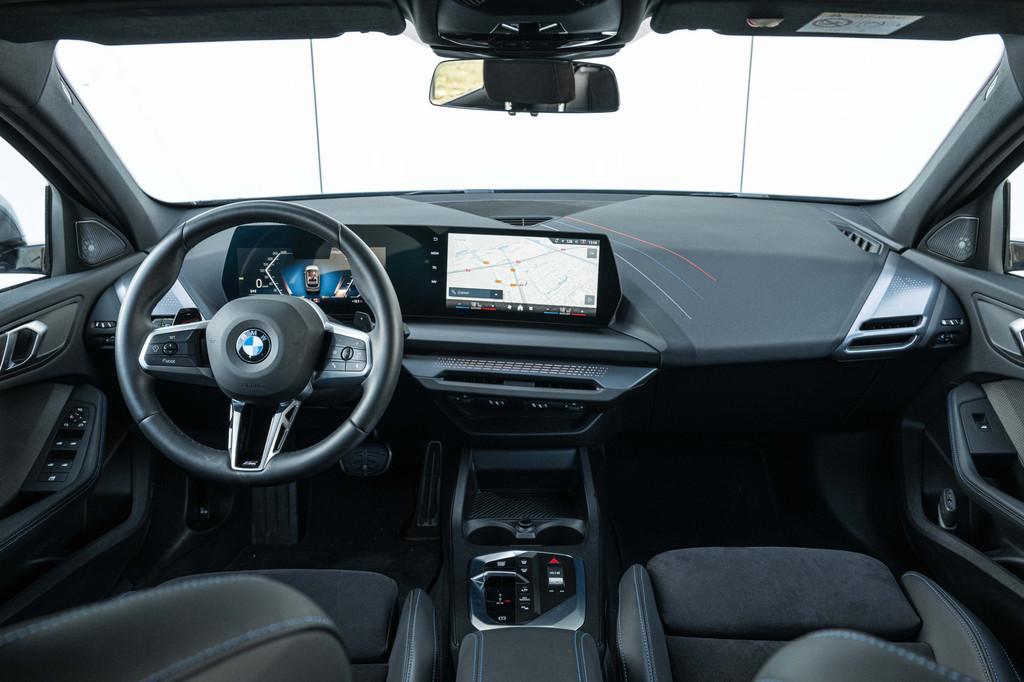 BMW 1 Serie 120 M Sport Automaat / Sportstoelen / Comfort Ac, Auto's, Gebruikt, 156 pk, Met garantie (alle), Origineel Nederlands