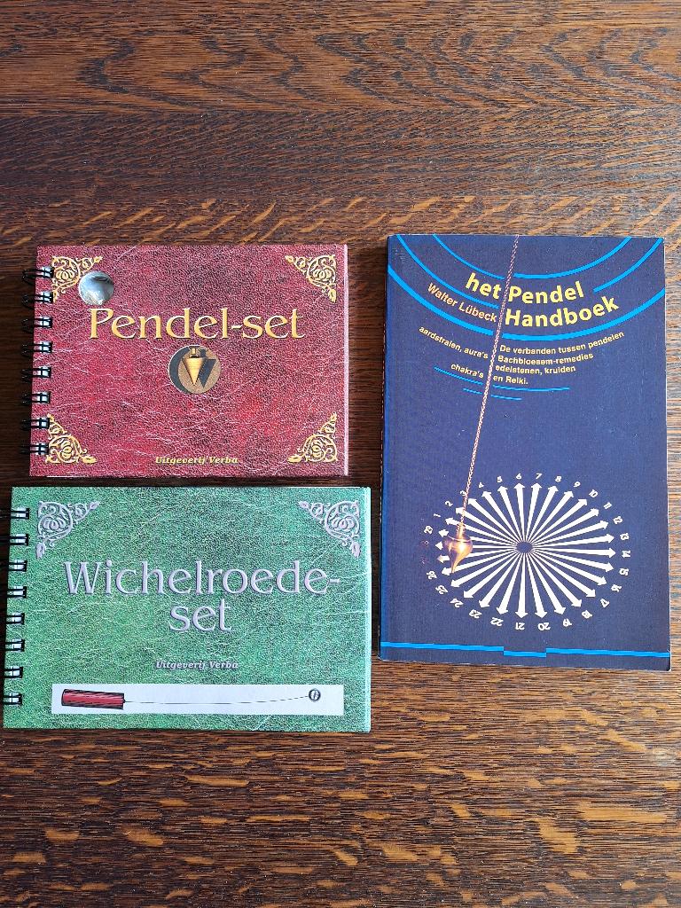 Pendel set en Wichelroede set en boek Pendel, Ophalen of Verzenden, Zo goed als nieuw, Spiritualiteit algemeen, Overige typen